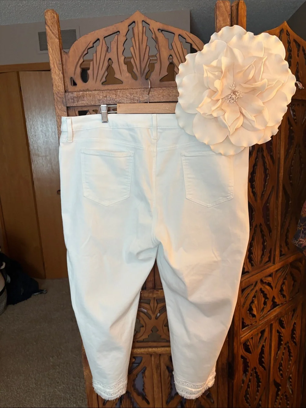 Chico's White Ankle-Length Capri Jeans  Frayed